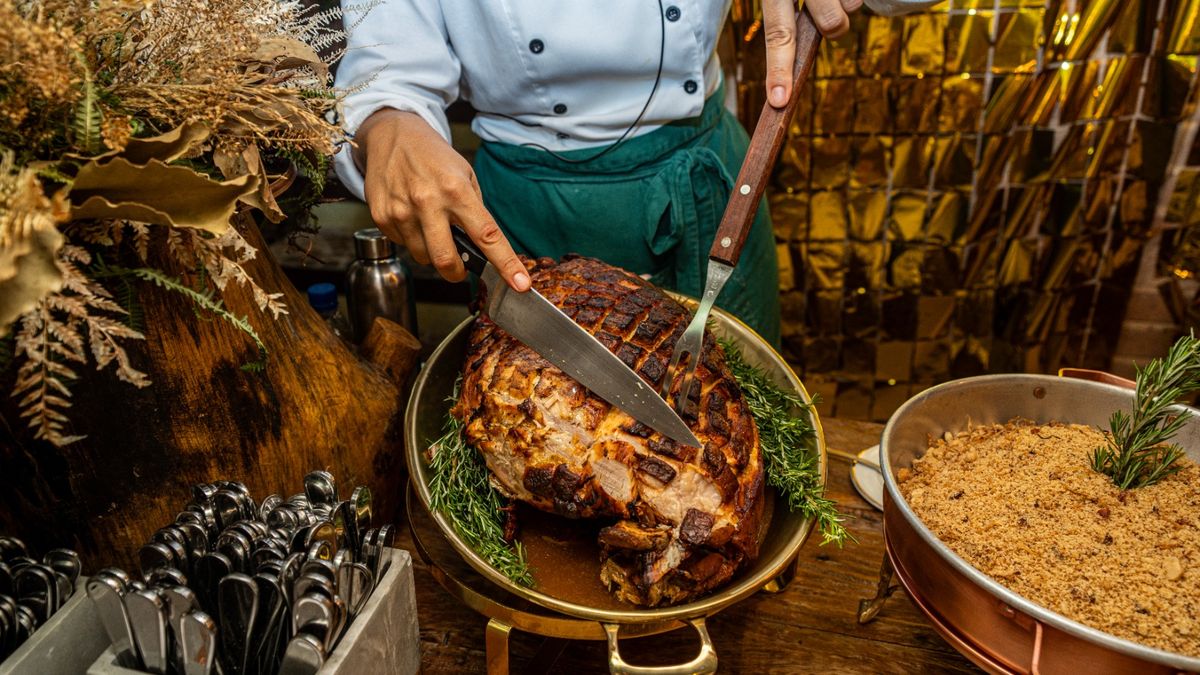Pernil sendo servido no jantar