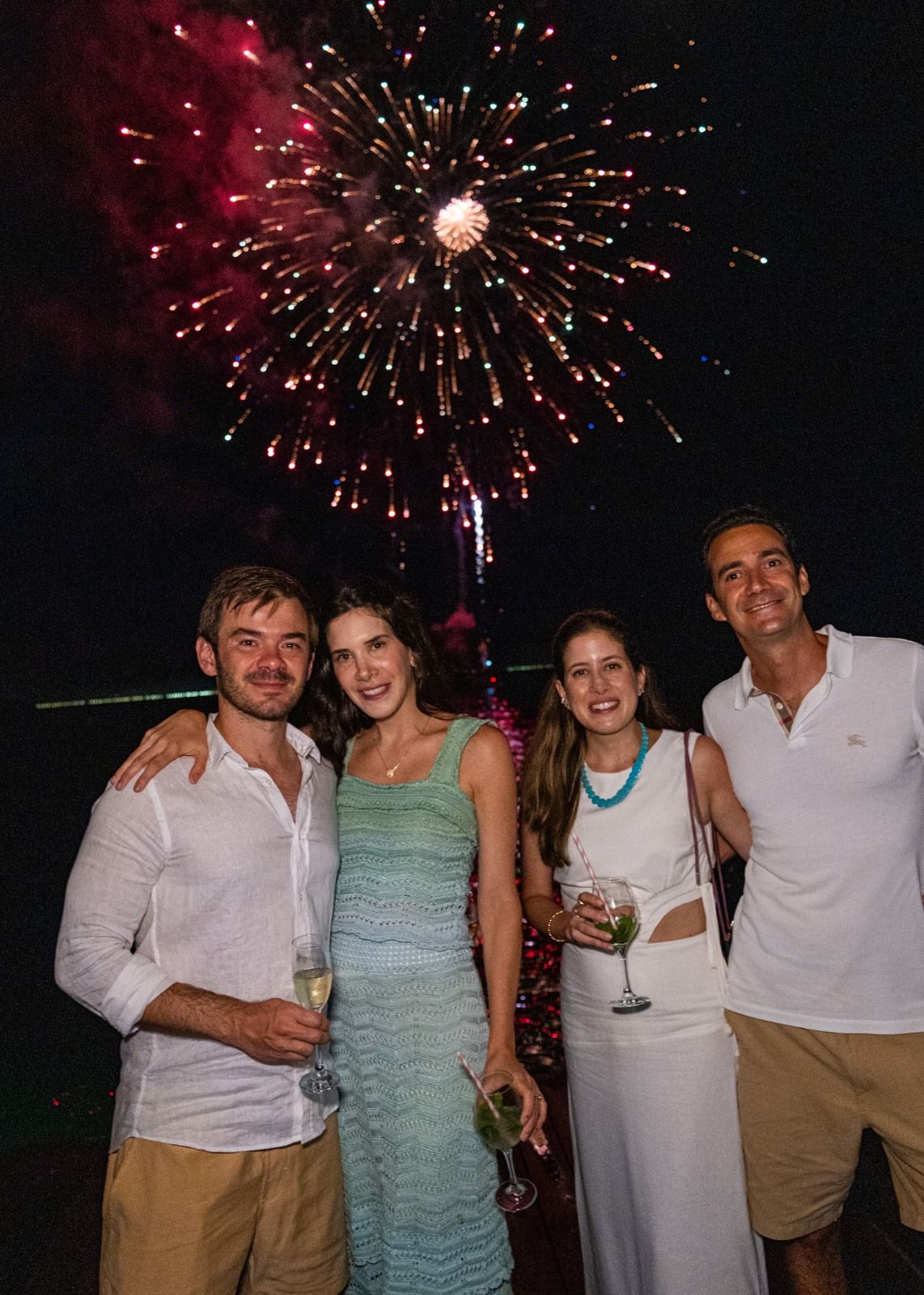 Convidados comemorando com os fogos ao fundo